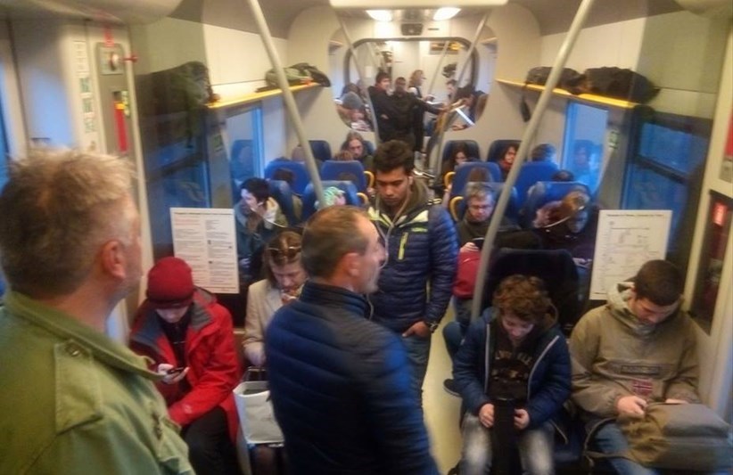 Una foto di archivio di un treno domenicale strapieno sulla Faentina