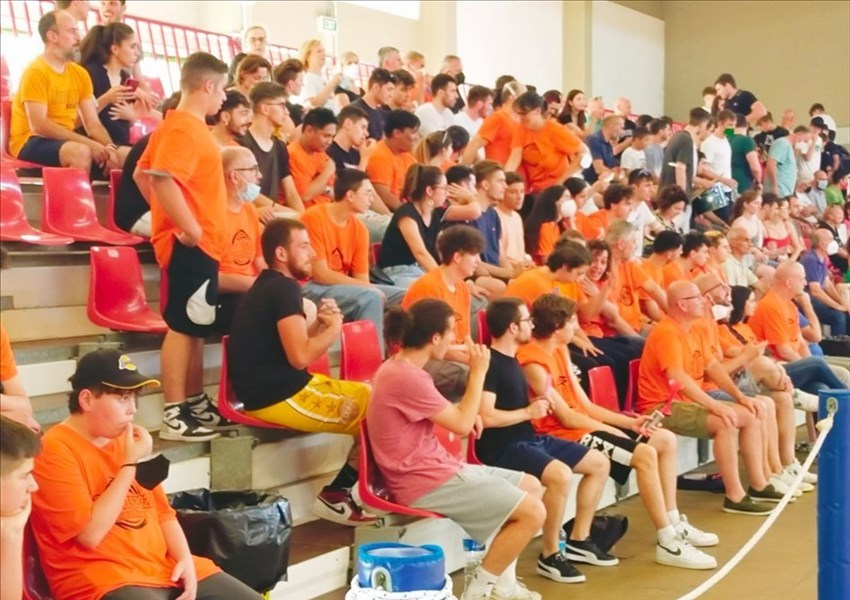 L'onda Arancio sugli spalti