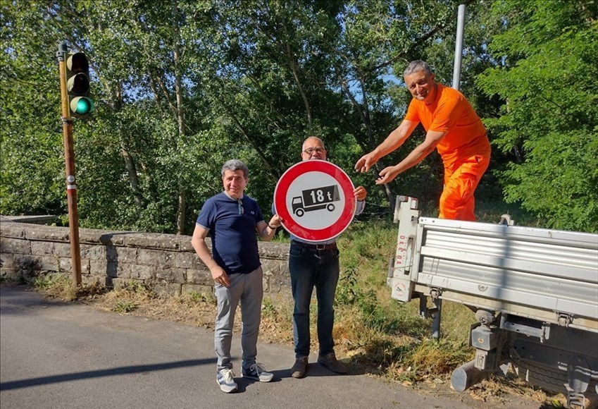 Il sindaco con gli addetti comunali e il nuovo cartello