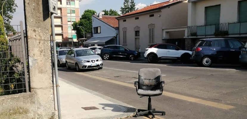 Quella sedia in strada per tre giorni. La nuova Foto del Giorno di OkMugello