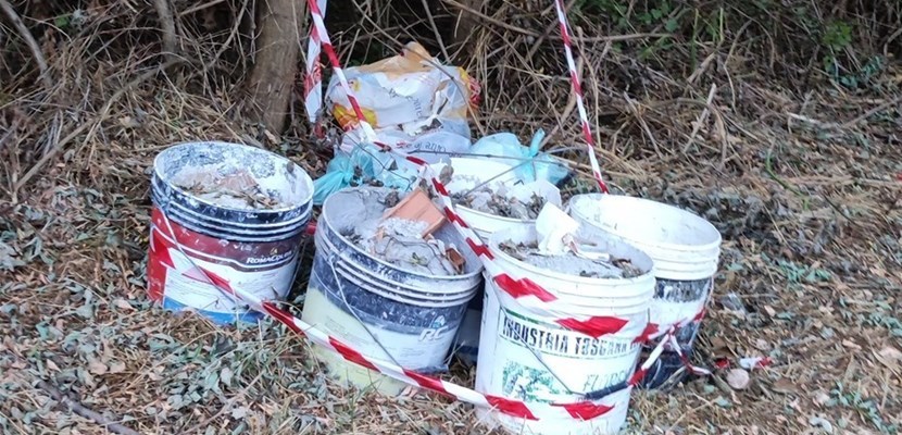 Secchi di ‘Calcinacci’ abbandonati presso la Pineta di Scarperia. Foto del Giorno