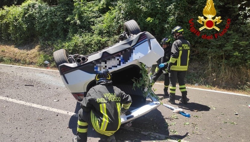 L'auto ribaltata a Fontebuona