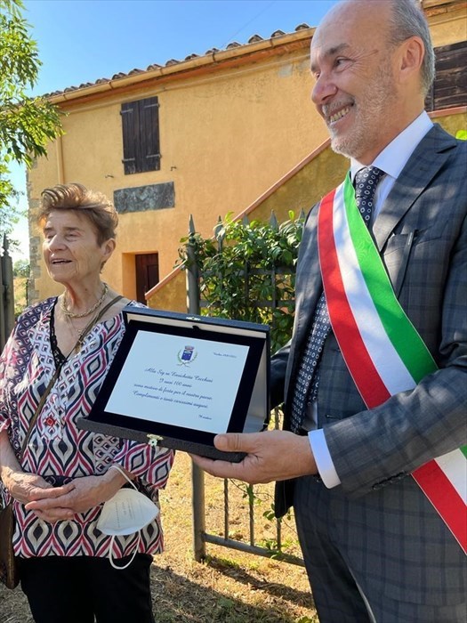 La consegna della targa