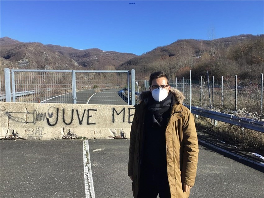 Paolo Gandola a Firenzuola davanti alla strada ancora chiusa
