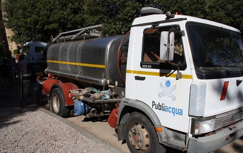 Una delle autobotti di Publiacqua