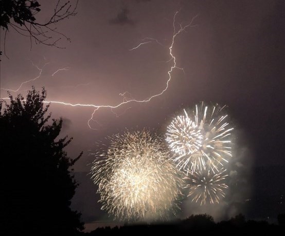 Il lampo e i fuochi. La foto del giorno è di Sofia Giovannini