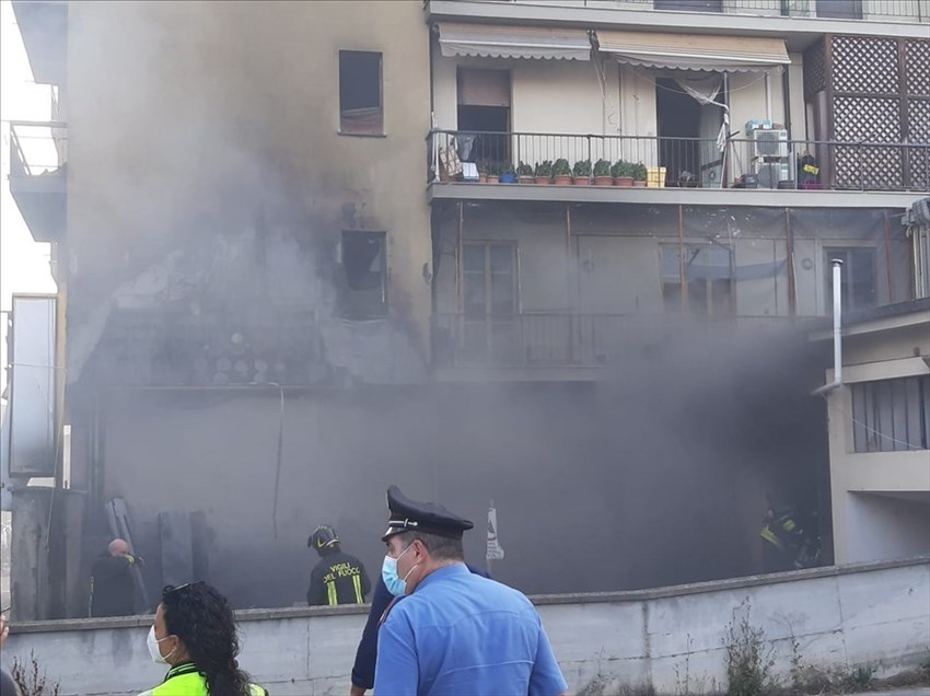 Le foto dell'incendio a Borgo