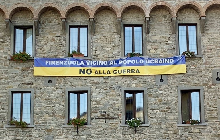 Lo striscione sulla facciata della Rocca