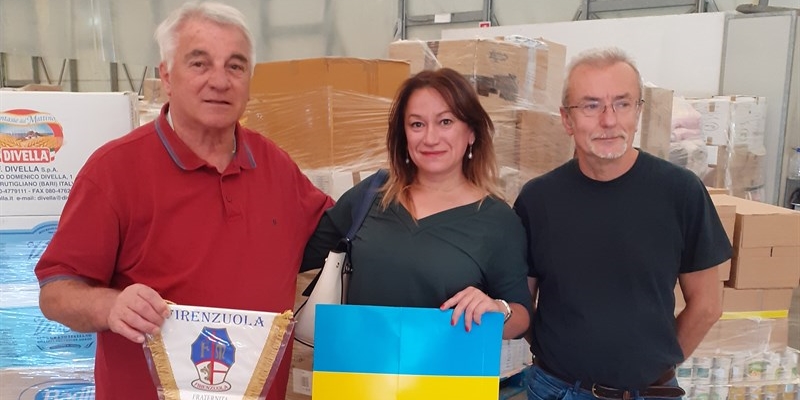 La consegna dei materiali donati