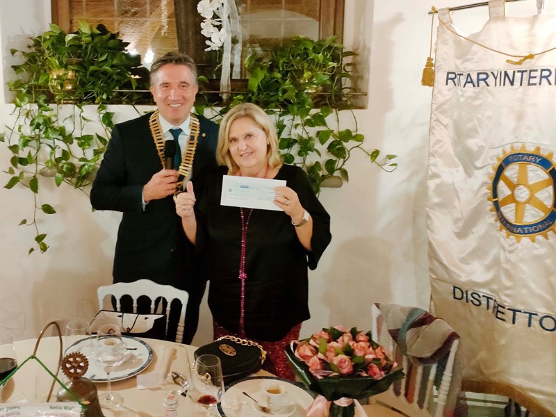 L’Ing. Marco Moricci mentre consegna un contributo del Rotary mugellano al Progetto “Prama”.