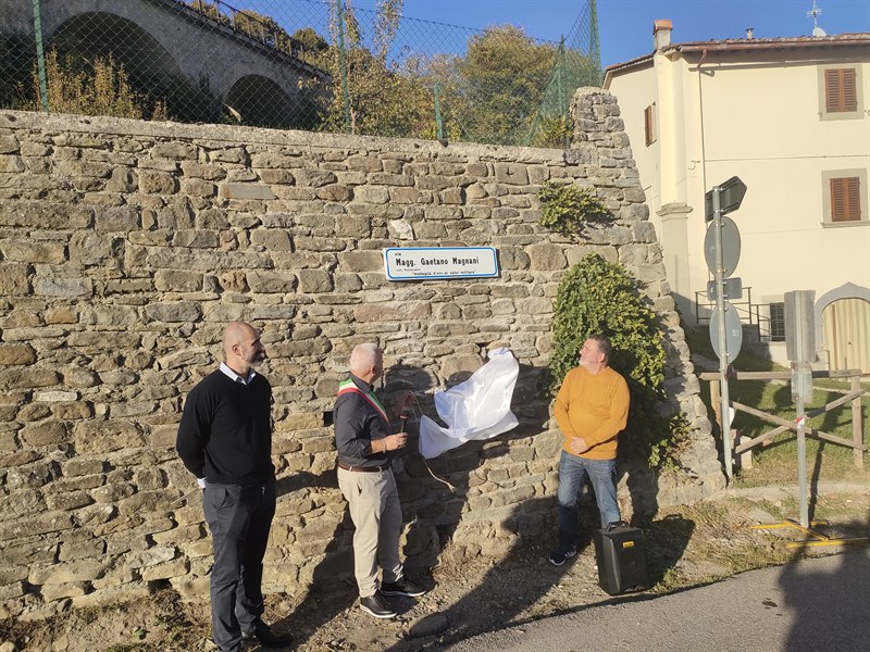 Si toglie il drappo della lapide della nuova strada dedicata al Maggiore Gaetano Magnani.