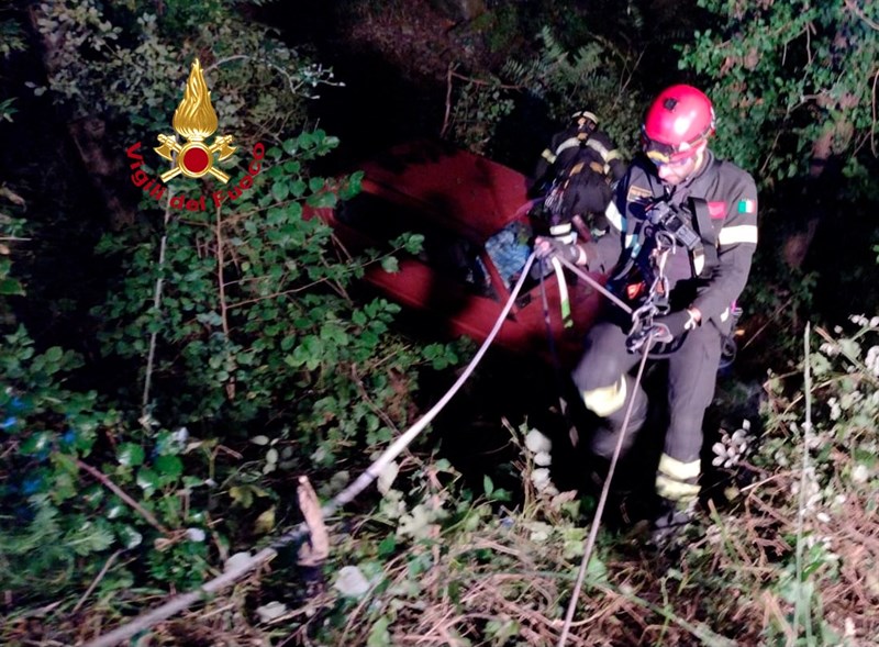 I Vigili del fuoco si calano all'auto