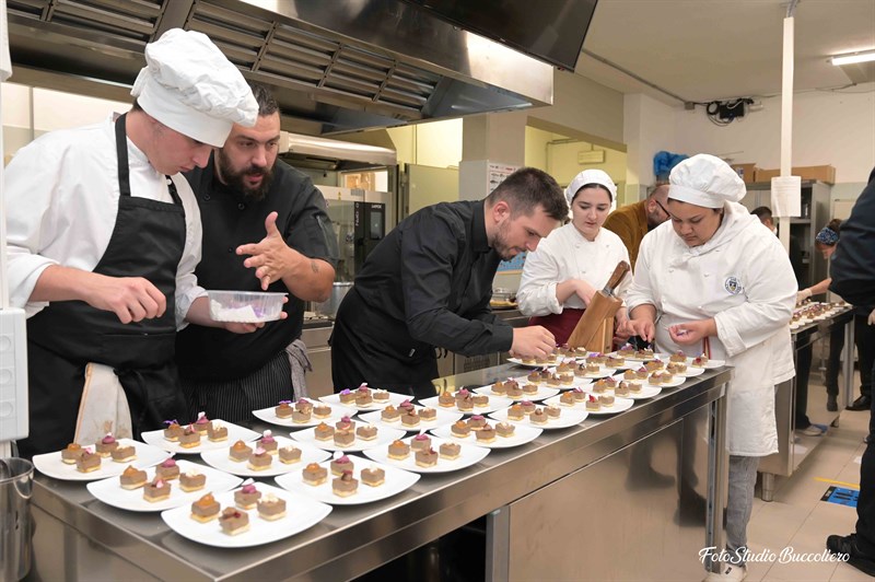 Si preparano le pietanze 