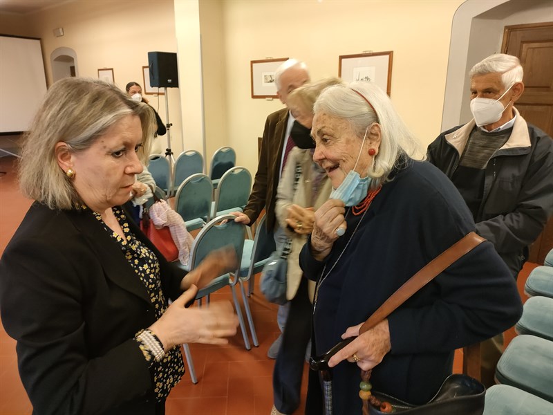 A sinistra la Prof. Gilda Cefariello Grosso con la signora Paola Polidori nipote di Galileo Chini 
