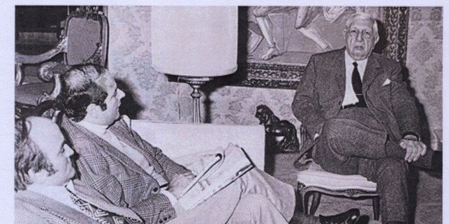 Enrico Visani, primo a sinistra riceve la visita del Maestro Giorgio De Chirico.