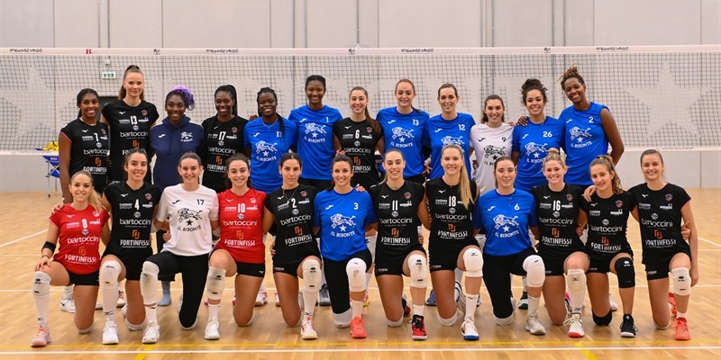 Le giocatrici de Il Bisonte Firenze e della Bartoccini Fortinfissi Perugia.