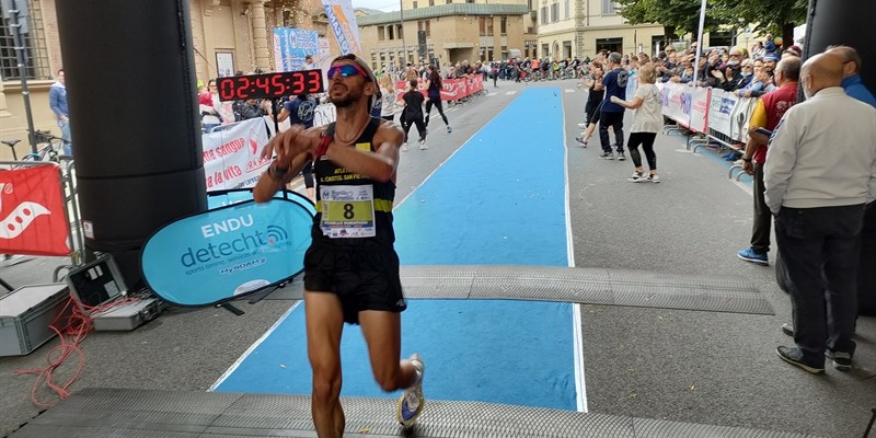 Matteo Lucchese taglia vincitore il traguardo della 49° Edizione della Maratona.  
