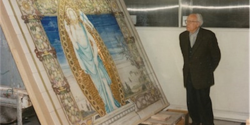 Il Prof. Augusto Chini davanti ad una sua magnifica opera in ceramica.