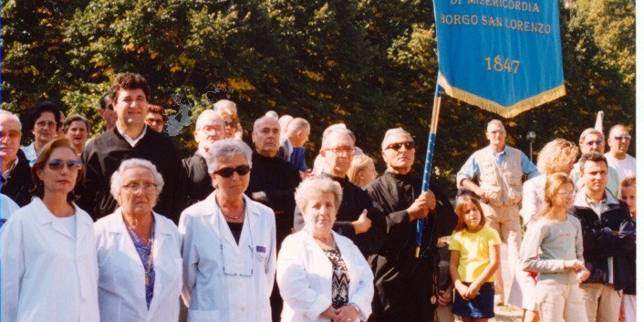 Piera Paladini seconda da destra con gli occhiali scuri durante un evento  dell’Unitalsi 