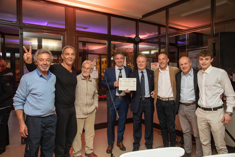 L’Ing. Marco Moricci consegna il primo premio all’Associazione Olivicultori mugellani.