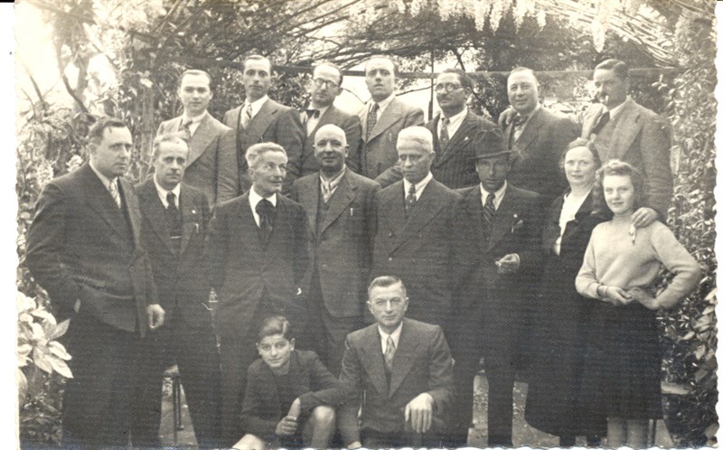 Un gruppo di socialisti borghigiani, Pietro Caiani terzo da sinistra in seconda fila con il fiocco nero, accanto a Mario Giovannini, zio dello scrivente di queste note.  