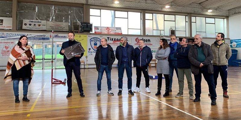 Le autorità con il tabellone donato