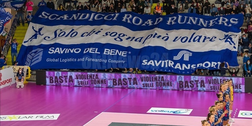 La coreografia dei tifosi della Savino Del Bene Scandicci