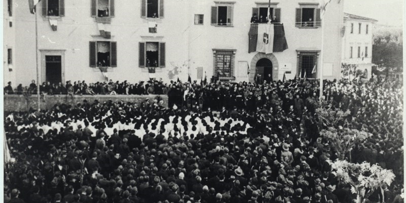 Una manifestazione fascista davanti all’allora Palazzo Municipale in piazza del Popolo dove nel 1922 fu cacciato il sindaco Pietro Caiani.