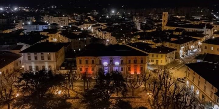 Il Comune illuminato per la Festa della Toscana