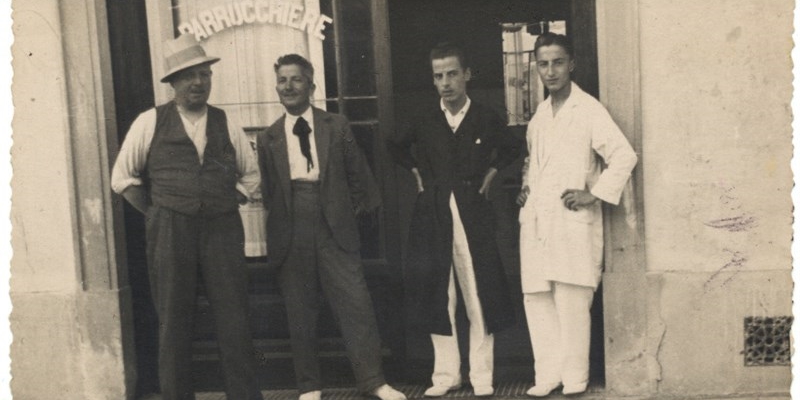 Borgo San Lorenzo – Piazza Adua. Anni ’30 del ‘900. Da sinistra Ersilio Donatini, Pietro Caiani, Albertino Costi e il figlio di Pietro Caiani, Gino.