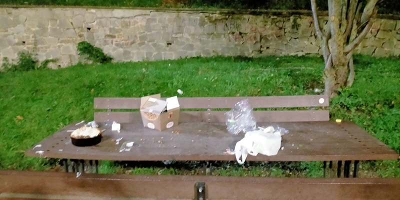I rifiuti lasciati sul tavolo ai Giardini del Sole