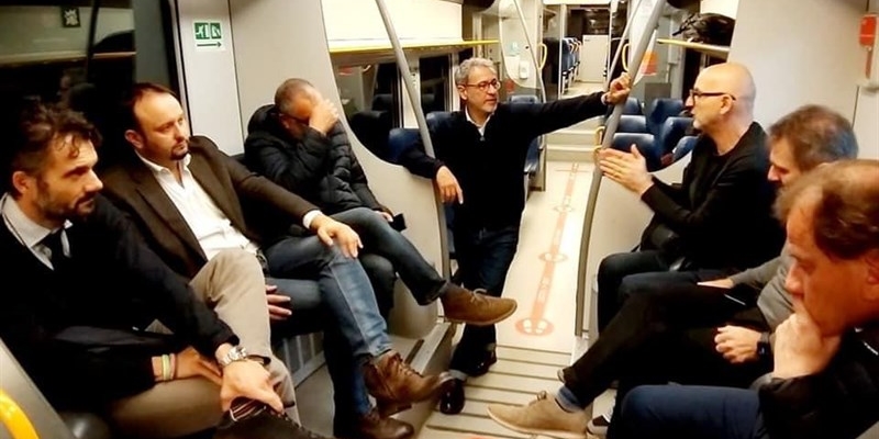 La delegazione in treno