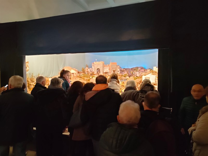 Le tante persone osservano questo capolavoro artigianale 