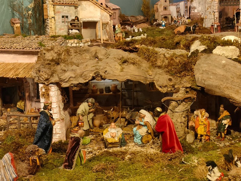 Un particolare del presepe, la grotta della natività. 