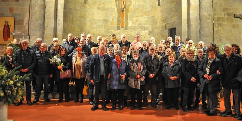 Immagine ricordo delle coppie di sposi nella Pieve di San Lorenzo
