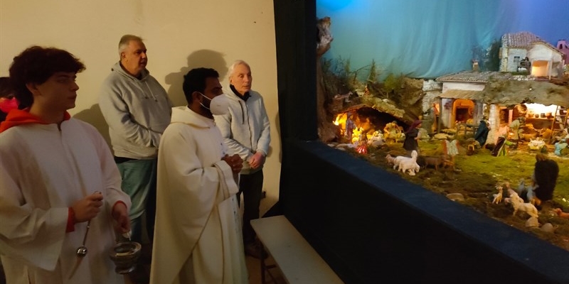 Il cappellano don G. Nidhin benedice il presepe 