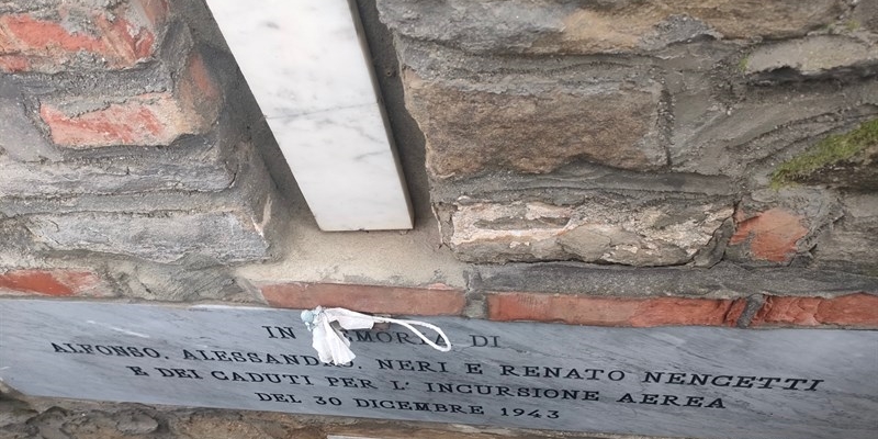 Una lapide seminascosta in via Trento che ricorda la scomparsa di quattro componenti della famiglia Nencetti.