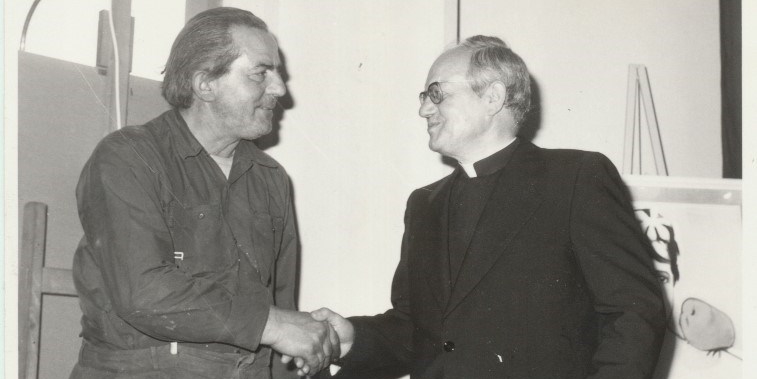 Don Rino Bresci con un amico artigiano (Antonio Poggiali detto “gorgonio”), alla Galleria d’Arte la Medicea.