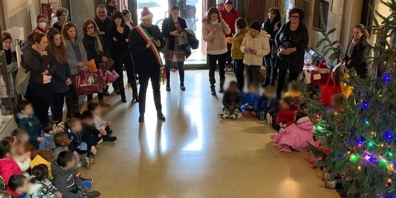 I bambini con il sindaco davanti all’albero di Natale