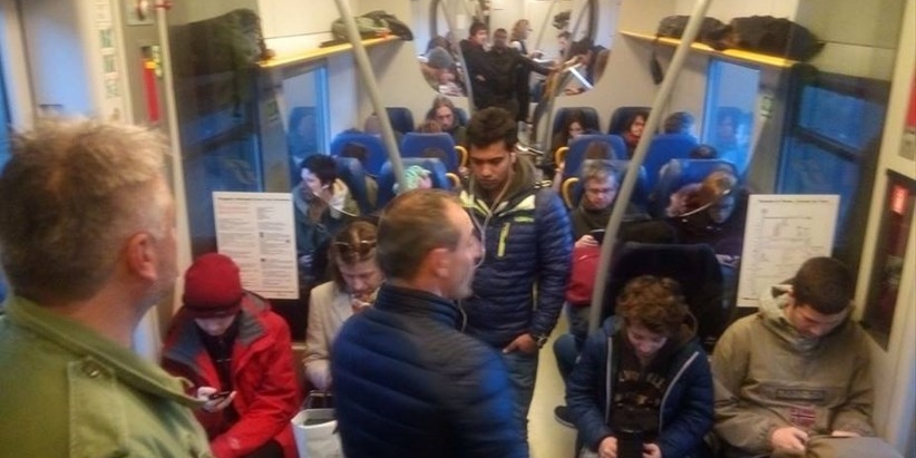 Una foto di archivio di un treno strapieno sulla Faentina