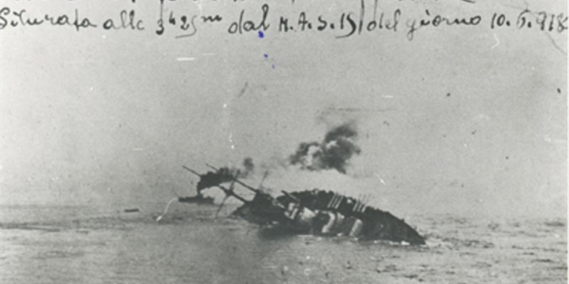 La corrazzata Santo Stefano affonda dopo essere stata colpita dal M.a.s. di Armando Gori.