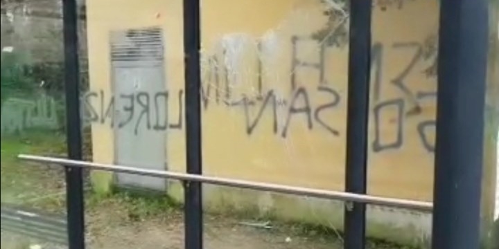 La pensilina danneggiata