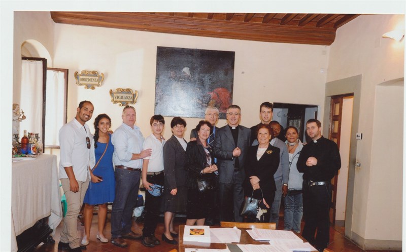 La famiglia Spiegel ricevuta dal Pievano don Maurizio Tagliaferri nella sala della Pieve, dove trovarono rifugio i coniugi Spiegel e i loro figlioletti.