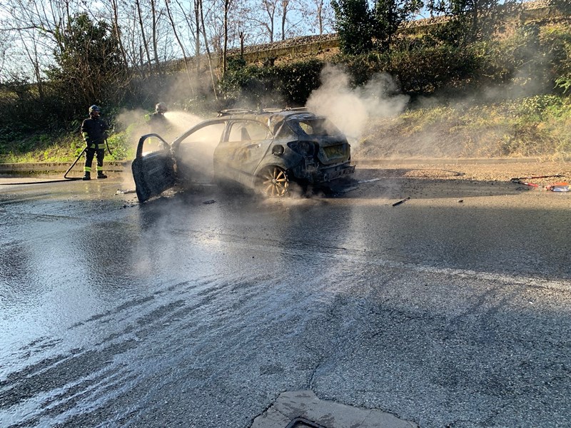 L'auto distrutta dalle fiamme