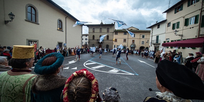Un momento della manifestazione, con gli sbandieratori