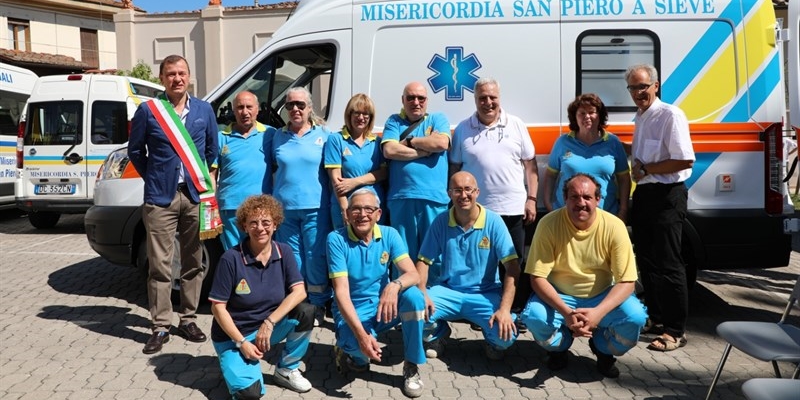 Volontari della Misericordia di San Piero a Sieve con il sindaco Ignesti
