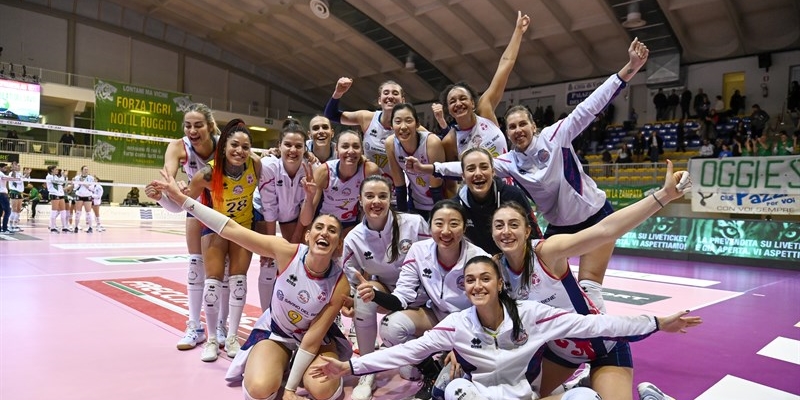 La Savino Del Bene Scandicci festeggia la vittoria in trasferta.