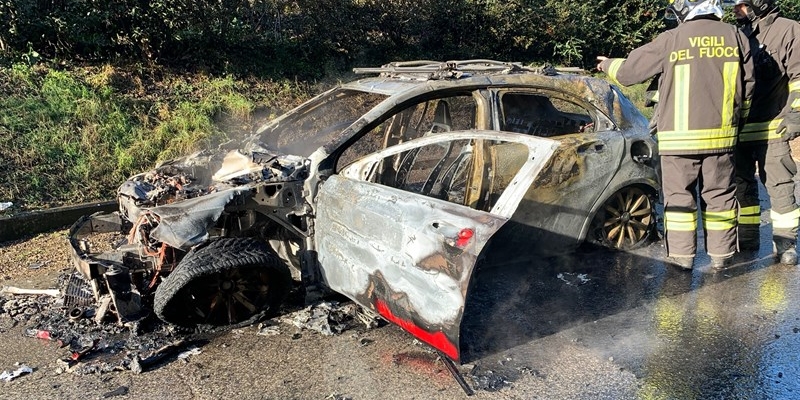 L'auto distrutta dalle fiamme