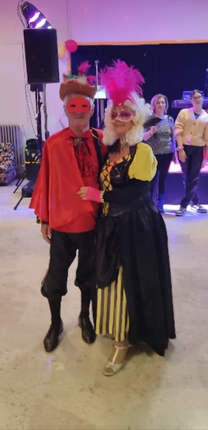 Secondo posto per la coppia Francesco e Vanna nel loro sontuoso abito in maschera