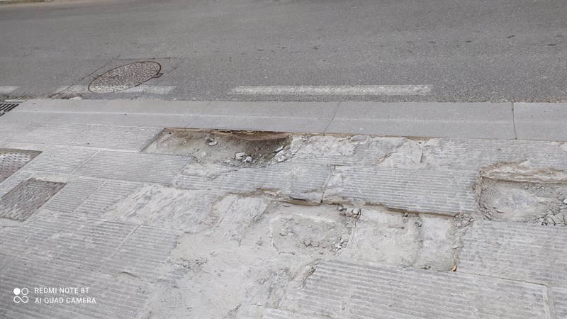 Buche nei marciapiedi